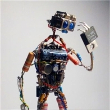 Ellenállás és egyéb alkatrészből összeforrasztott gondolkodó robot